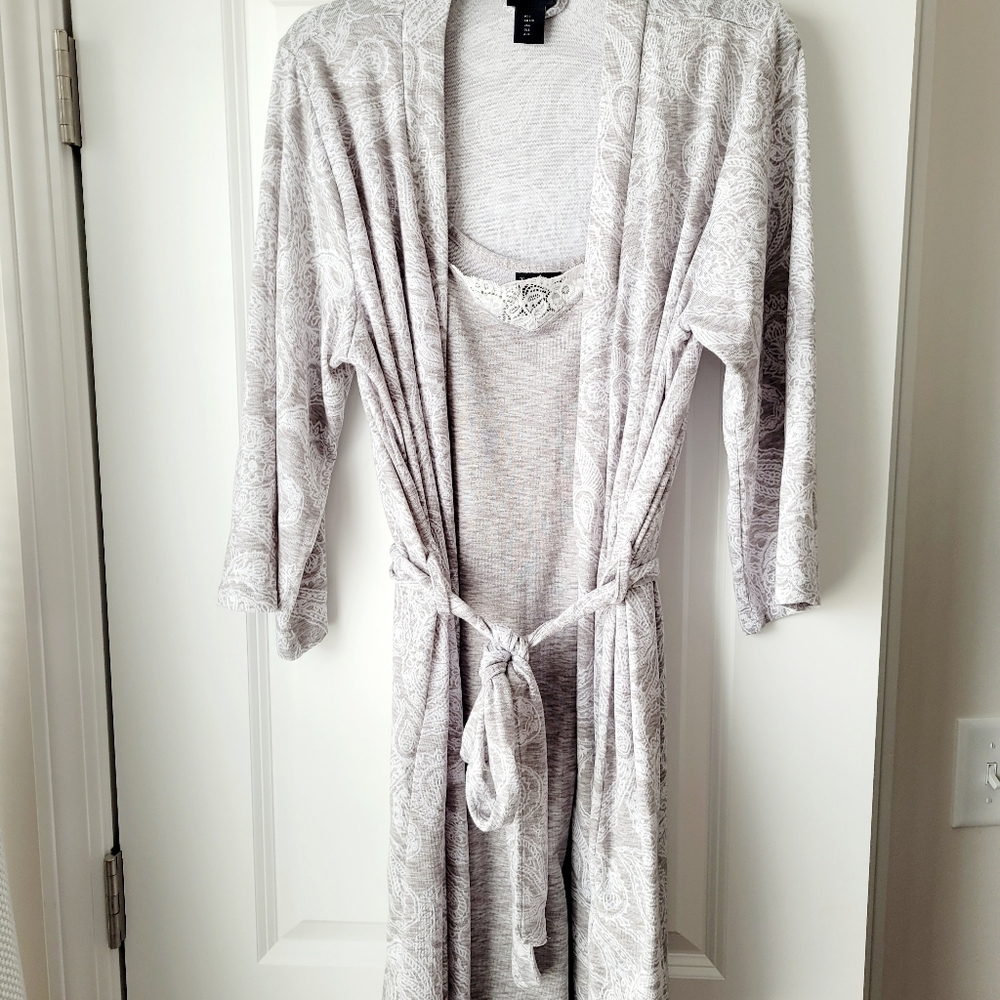 NWOT Tahari sleep set (night shift and robe) L